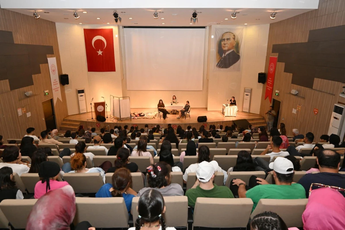 Vali İlhami Aktaş, &Ouml;ğrenciler Tarafından Hazırlanan &ldquo;Ah Şu Ergenler&rdquo; Adlı Tiyatro  G&ouml;sterisini İzledi