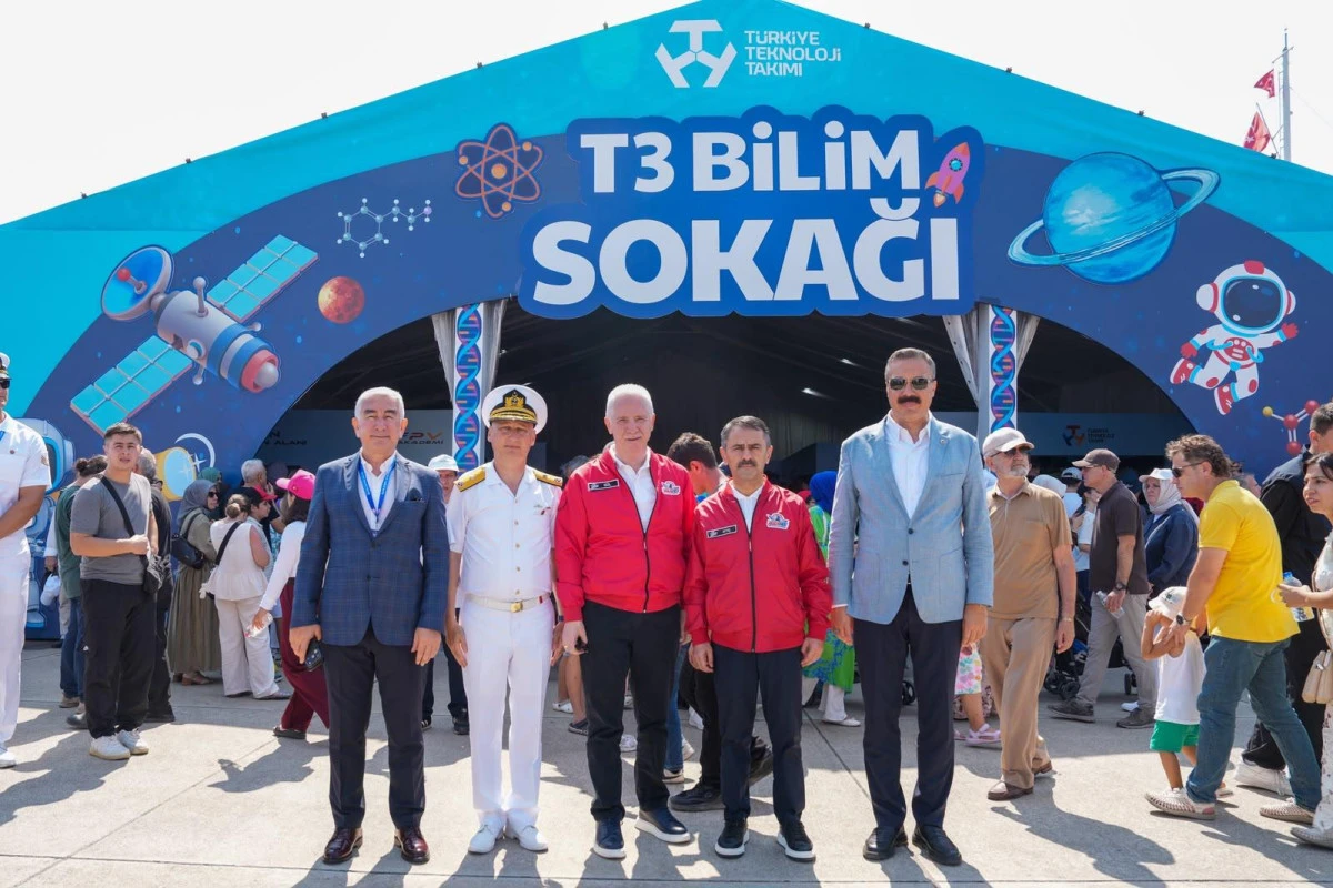 Vali İlhami Aktaş ve İstanbul Valisi Davut G&uuml;l, TEKNOFEST Mavi Vatan Alanını Ziyaret  Ettiler