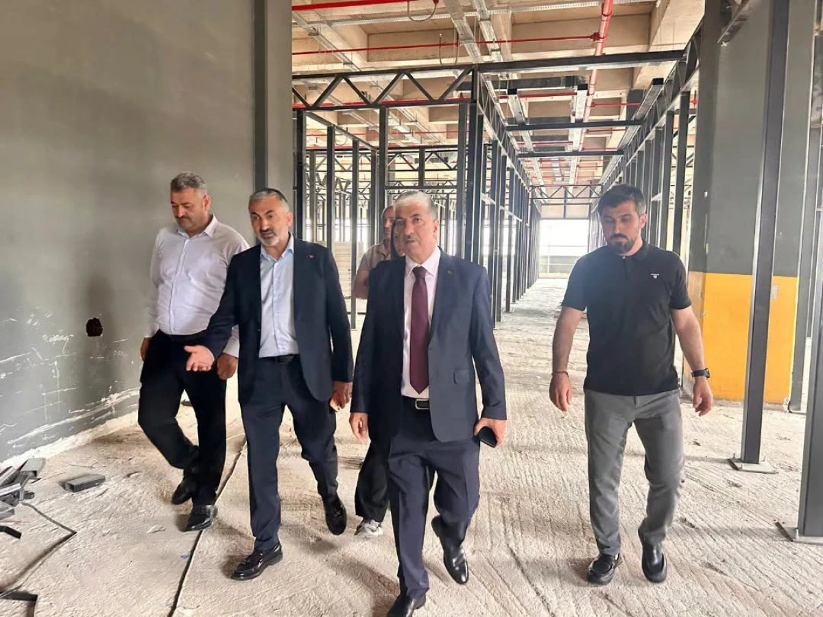 YENİ BELEDİYE HİZMET BİNASINDA &Ccedil;ALIŞMALAR T&Uuml;M HIZIYLA S&Uuml;R&Uuml;YOR