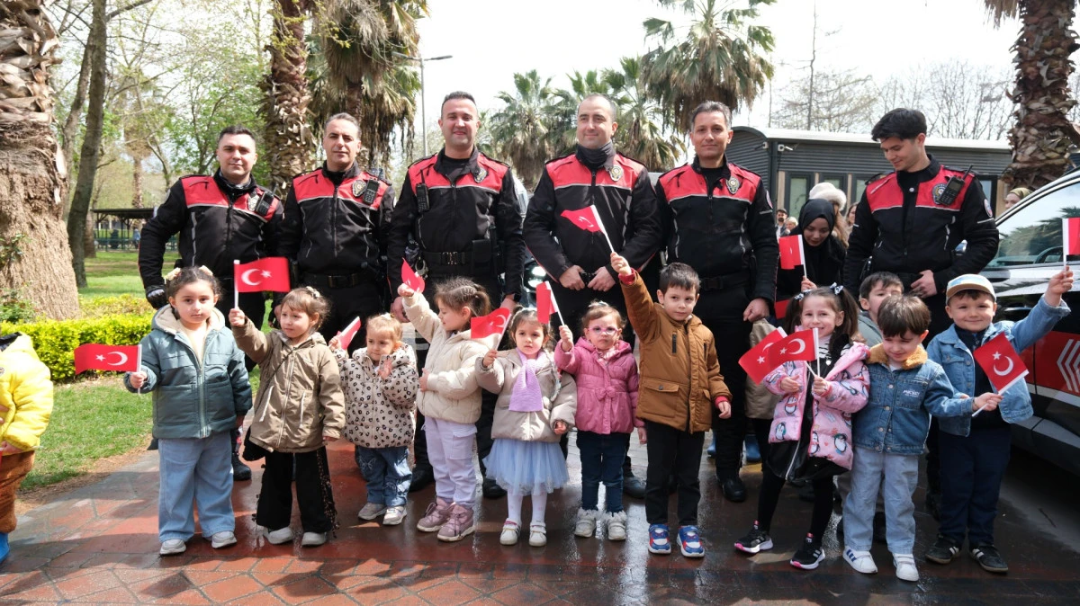 Yunus polisleri, &ccedil;ocukların g&ouml;nl&uuml;n&uuml; fethetti