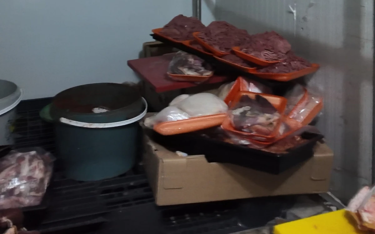 Zabıta, halk sağlığını hi&ccedil;e sayan kasap işletmesini m&uuml;h&uuml;rledi